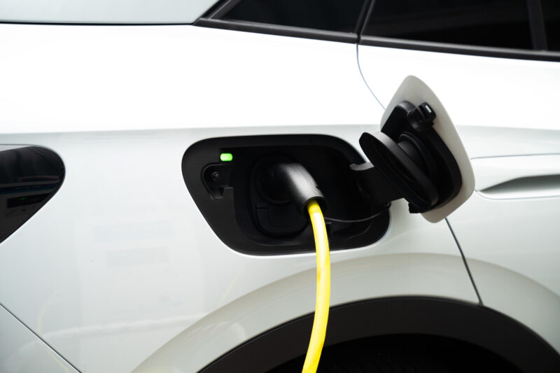 Voiture électrique branchée à une borne de recharge, transport écologique et zéro émission