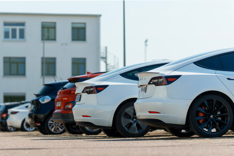Flotte automobile électrique stationnée sur un parking d'entreprise, mobilité durable et réduction des émissions de CO2