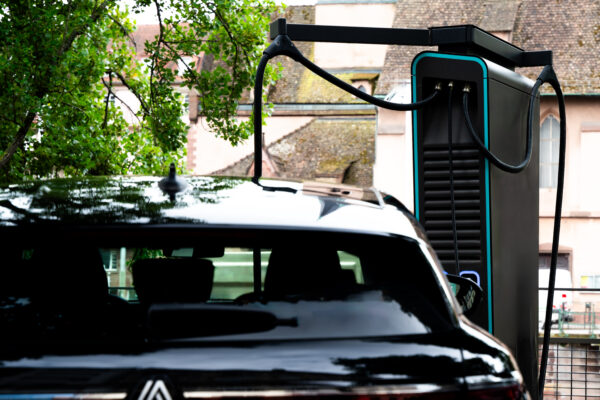 Voiture électrique branchée à une borne de recharge