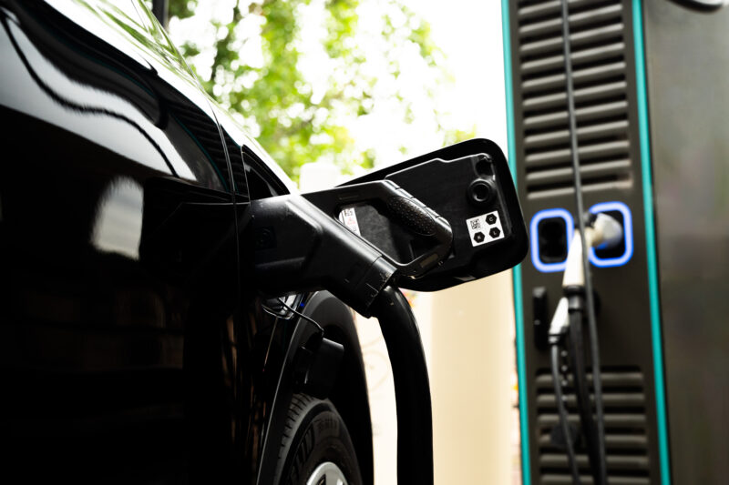 Voiture électrique branchée à une borne de recharge