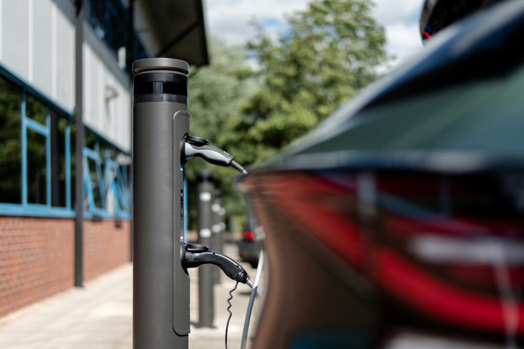 Voiture électrique branchée à une borne de recharge