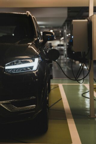 Voiture électrique branchée à une borne de recharge