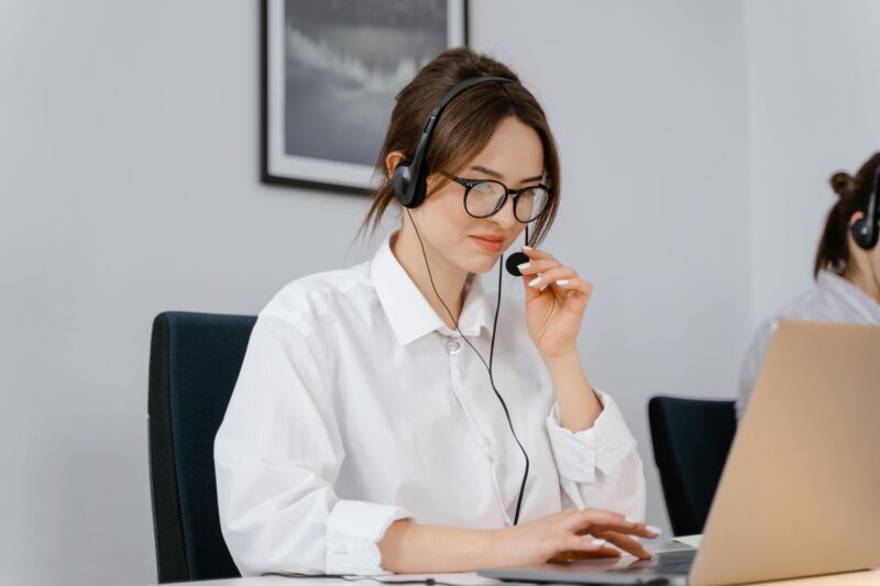 Conseiller hotline répondant aux conducteurs de véhicules électriques pour support technique