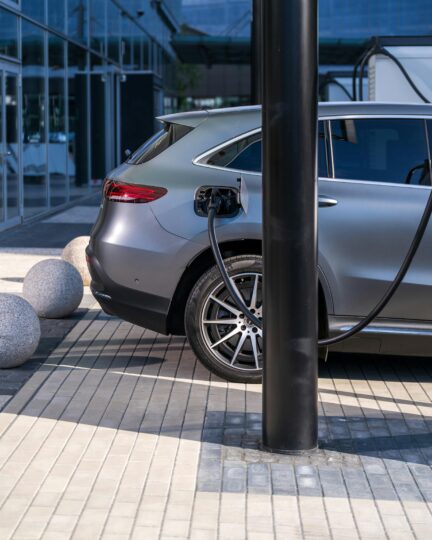 Borne de recharge publique pour véhicules électriques en site commercial